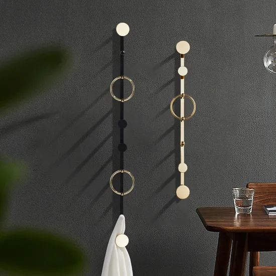 Einfache, moderne Wandhalterung im nordischen Stil zum Aufhängen aus Messing und Gold